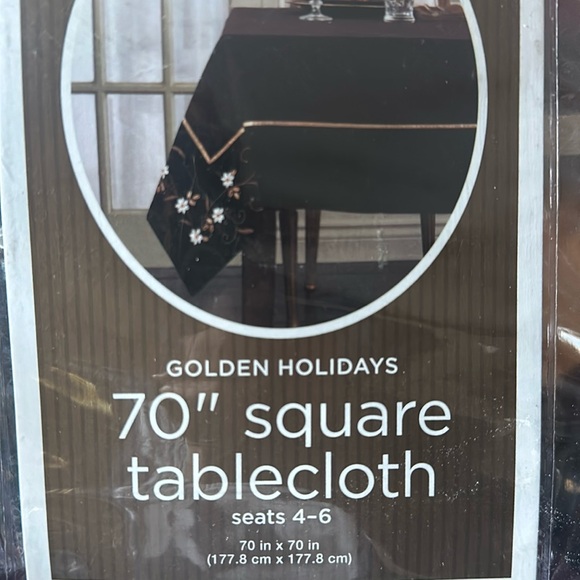 Golden Holidays 70 in.square tablecloth seats 4 to 6 - Picture 1 of 4